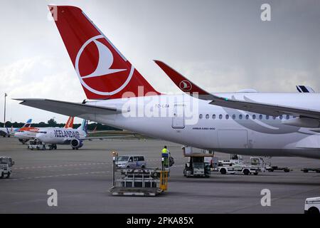 13.06.2022, Deutschland, Brandenburg, Schönefeld – Tail of a Turkish Airlines Airbus A350 und Aircraft of Icelandair and easyJet auf dem Vorfeld von BER Airp Stockfoto