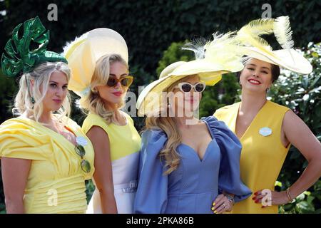 16.06.2022, Großbritannien, Windsor, Ascot - elegant gekleidete Frauen mit Hut. 00S220616D346CAROEX.JPG [MODELLVERSION: NEIN, EIGENSCHAFTENVERSION: NEIN (C Stockfoto