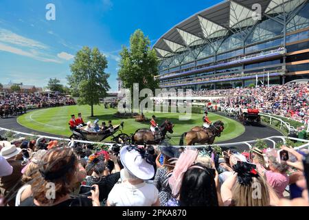 15.06.2022, Großbritannien, Windsor, Ascot - Ankunft der königlichen Familie im Hauptring bei den Pferderennen während der Royal Ascot Rennwoche. 00S220615D13 Stockfoto