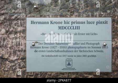 Sächsische Schweiz - Bastei mit Basteibrücke, Gedenkplakette für Hermann Krone Stockfoto