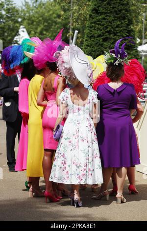 16.06.2022, Großbritannien, Windsor, Ascot - elegant gekleidete Frauen mit Hut. 00S220616D353CAROEX.JPG [MODELLVERSION: NEIN, EIGENSCHAFTENVERSION: NEIN (C Stockfoto