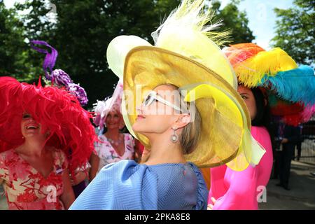 16.06.2022, Großbritannien, Windsor, Ascot - elegant gekleidete Frauen mit Hüten. 00S220616D356CAROEX.JPG [MODELLVERSION: NEIN, EIGENSCHAFTSFREIGABE: NEIN (C) Stockfoto