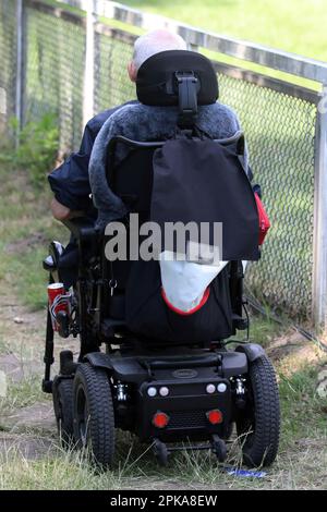 03.07.2022, Deutschland, Hansestadt Hamburg, Hamburg - Mann im elektrischen Rollstuhl. 00S220703D095CAROEX.JPG [MODELLVERSION: NEIN, EIGENSCHAFT Stockfoto