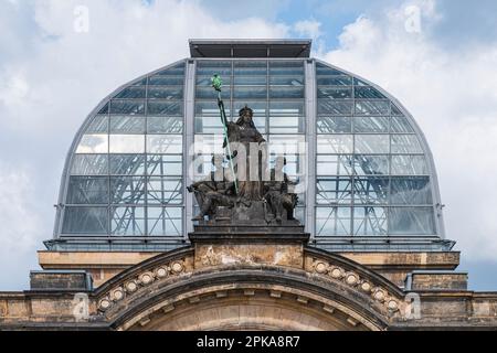 Dresden: Am Hauptbahnhof. Saxonien vor der Glaskuppel. Stockfoto