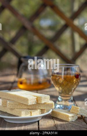 Teeparty mit süßen russischen Waffeln auf Holzhintergrund. Traditionelle Süßigkeiten und Dessert. Rustikal Stockfoto