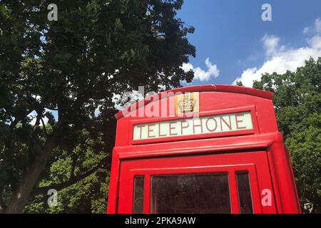 16.08.2022, Deutschland, Berlin - Nahaufnahme einer roten Telefonzelle des Vereinigten Königreichs Großbritannien. 00S220816D201CAROEX.JPG [MODELLVERSION: NICHT AP Stockfoto