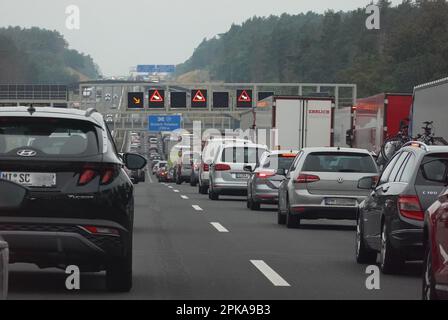 19.08.2022, Deutschland, Brandenburg, Michendorf - Stau auf dem Berliner Ring vor dem Potsdamer Autobahnkreuz. 00S220819D130CAROEX.JPG [MODELLVERSION Stockfoto