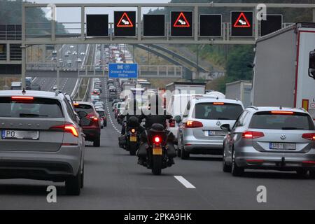 19.08.2022, Deutschland, Brandenburg, Michendorf - Motorradfahrer, die während eines Staus auf dem Berliner Ring auf der Notspur fahren. 00S220819D1 Stockfoto