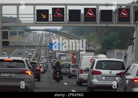 19.08.2022, Deutschland, Brandenburg, Michendorf - Stau auf dem Berliner Ring vor dem Potsdamer Autobahnkreuz. 00S220819D133CAROEX.JPG [MODELLVERSION Stockfoto