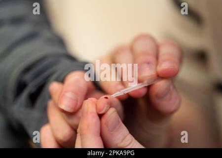Selbsttest bei Patienten, um festzustellen, ob sie an Covid erkrankt sind oder nicht. Stockfoto