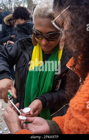 London, Großbritannien. 6. April 2023. Am Windrush Square in Brixton haben sich Menschen versammelt, um den 5. Jahrestag des Windrush-Skandals zu begehen. Aubrey Fagon/Alamy Live News Stockfoto