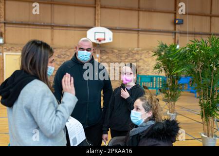 Impfung gegen Covid-19 bei 5-11-Jährigen in einem Impfzentrum. Stockfoto
