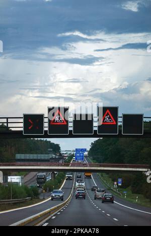 10.09.2022, Deutschland, Brandenburg, Michendorf - Baustellenwarnung auf dem Berliner Ring vor dem Autobahnkreuz Potsdam. 00S220910D209CAROEX.JPG Stockfoto