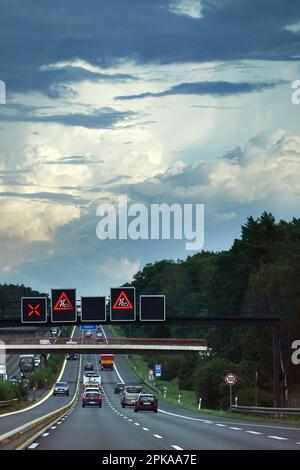 10.09.2022, Deutschland, Brandenburg, Michendorf - Baustellenwarnung auf dem Berliner Ring vor der Potsdamer Kreuzung. 00S220910D208CAROEX.JPG [MO Stockfoto