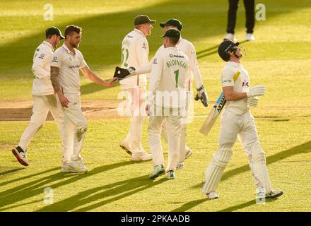 Yorkshires Finlay Bean (rechts) verlässt das Spielfeld, nachdem er während des ersten Spieltags des Spiels der LV= Insurance County Championship Division 2 im Headingley Stadium, Yorkshire, erwischt wurde. Foto: Donnerstag, 6. April 2023. Stockfoto