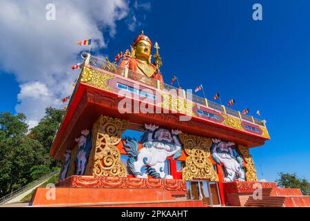 Die Heilige Statue von Guru Padmasambhava oder von einem Lotus, Guru Rinpoche, geboren war ein indischer tantrischer buddhistischer Vajra-Meister, der Vajrayana in Tibet unterrichtete. Stockfoto