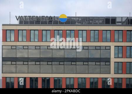 16.12.2022, Deutschland, Berlin - Blick auf den deutschen Hauptsitz des Energieversorgers Vattenfall am Suedkreuz. 00S221216D841CAROEX.JPG [MODELLVERSION Stockfoto