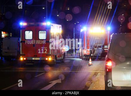 02.01.2023, Deutschland, Berlin - Rettungswagen und Leiterwagen der Berliner Feuerwehr im Einsatz am Unfallort. 00S230102D253CA Stockfoto