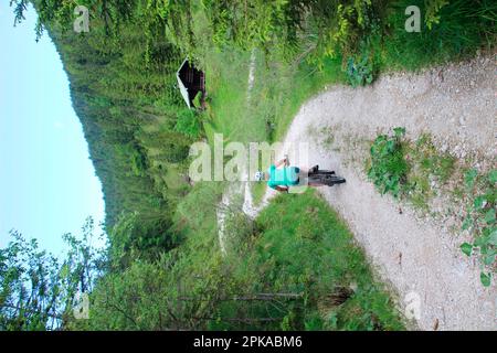 Frau auf dem E-Bike, Radfahrer, Jagdhütte in Fischbachtal, Wanderweg, Sommer, Alpenwelt Karwendel, Krün, Deutschland, Bayern, Oberbayern Stockfoto