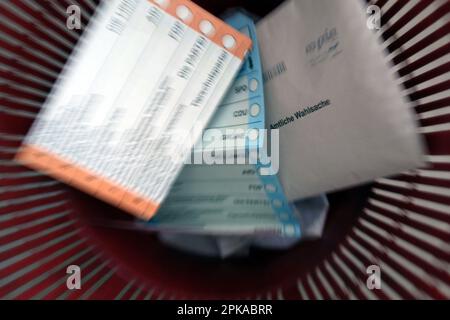 19.01.2023, Deutschland, Berlin - die Stimmzettel und die Wahlbenachrichtigungen liegen in einem Papierkorb. 00S230119D508CAROEX.JPG [MODELLVERSION: NEIN, PROPE Stockfoto