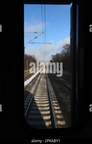 20.01.2023, Deutschland, Hessen, Darmstadt - Blick von einem Zug auf die Eisenbahnschienen. 00S230120D349CAROEX.JPG [MODELLVERSION: NEIN, EIGENSCHAFTENVERSION: NEIN (C Stockfoto