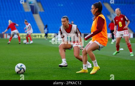 Cardiff, Großbritannien. 06. April 2023. Cardiff, Wales, April 6. 2023: Spieler von Wales wärmen sich vor dem internationalen Freundschaftsspiel zwischen Wales und Nordirland im Cardiff City Stadium in Cardiff, Wales, auf. (James Whitehead/SPP) Kredit: SPP Sport Press Photo. Alamy Live News Stockfoto