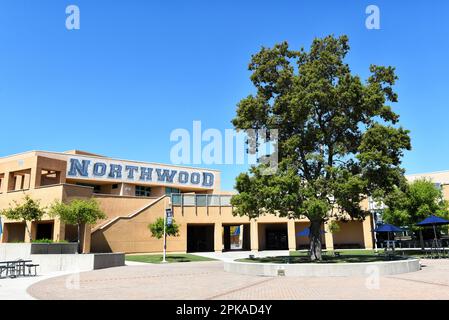 IRVINE, KALIFORNIEN - 2. April 2023: Northwood-Schild auf dem Campus der Northwood High School. Stockfoto