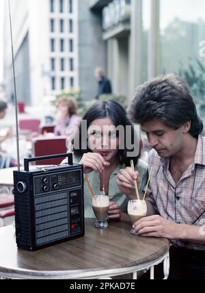 31.08.1979, Deutsche Demokratische Republik, Berlin - Junges Paar, das in einem Café Musik aus einem tragbaren Radio hört. 00S790831D016CAROEX.JPG [MODELL REL Stockfoto