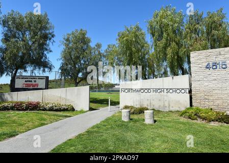 IRVINE, KALIFORNIEN - 2. April 2023: Schilder für die Northwood High School am Eingang zum Campus. Stockfoto