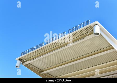 IRVINE, KALIFORNIEN - 2. April 2023: Aquatic Center-Schild auf dem Campus der Northwood High School. Stockfoto