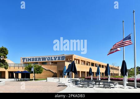 IRVINE, KALIFORNIEN - 2. April 2023: Timberwolves-Schild mit Blick auf den Quad auf dem Campus der Northwood High School. Stockfoto