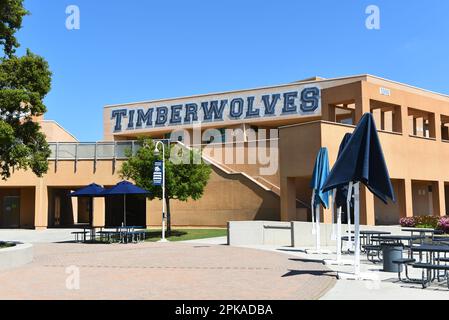 IRVINE, KALIFORNIEN - 2. April 2023: Timberwolves-Schild auf dem Campus der Northwood High School. Stockfoto