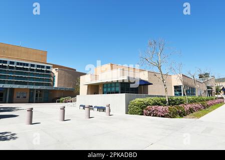 IRVINE, KALIFORNIEN - 2. April 2023: The Performing Arts and Administration Buildings on the Campus of Northwood High School. Stockfoto