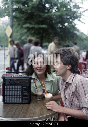 31.08.1979, Deutsche Demokratische Republik, Berlin - Junges Paar, das in einem Café Musik aus einem tragbaren Radio hört. 00S790831D014CAROEX.JPG [MODELL REL Stockfoto