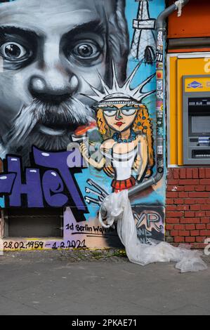 14.04.2022, Deutschland, , Berlin - Europa - Graffiti auf einer Mauer nahe dem Mauerpark im Bezirk Prenzlauer Berg in Ostberlin. 0SL220414D018CAROEX.JPG Stockfoto