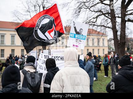 21.01.2023, Deutschland, Berlin - Europa - rund 80-100 Menschen, überwiegend aus der radikalen Linken- und Alternativszene, bei einem Gegenprotest gegen die AfD (Al Stockfoto