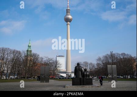 10.02.2023, Deutschland, Berlin - Europa - Denkmal für Karl Marx und Friedrich Engels auf dem Marx-Engels-Forum auf einer öffentlichen Grünfläche zwischen Karl-lieb Stockfoto