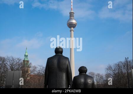 10.02.2023, Deutschland, Berlin - Europa - Denkmal für Karl Marx und Friedrich Engels auf dem Marx-Engels-Forum auf einer öffentlichen Grünfläche zwischen Karl-lieb Stockfoto