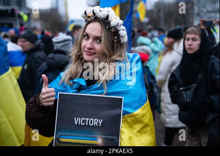 24.02.2023, Deutschland, Berlin - Europa - Ein Demonstrante nimmt an einer friedlichen Demonstration mit mehreren tausend teilnehmenden Ukrainern und Akti Teil Stockfoto