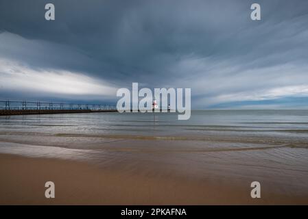 Blick auf die St. Joseph Lighthouse an einem stürmischen Frühlingsmorgen. St. Joseph, Michigan, USA. Stockfoto