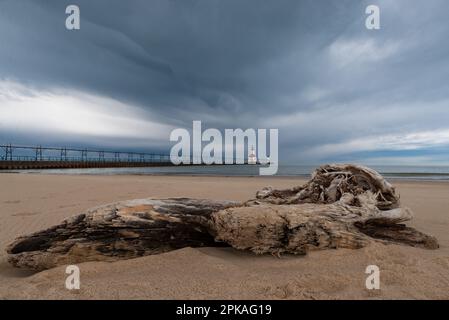 Blick auf die St. Joseph Lighthouse an einem stürmischen Frühlingsmorgen. St. Joseph, Michigan, USA. Stockfoto