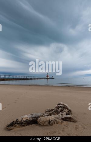 Blick auf die St. Joseph Lighthouse an einem stürmischen Frühlingsmorgen. St. Joseph, Michigan, USA. Stockfoto