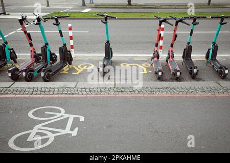 25.03.2023, Deutschland, Berlin, Berlin - Parkbucht. E-Roller, die in einer Fahrradspur geparkt sind. 00U230325D018CAROEX.JPG [MODELLVERSION: NEIN, EIGENSCHAFTENVERSION: Stockfoto
