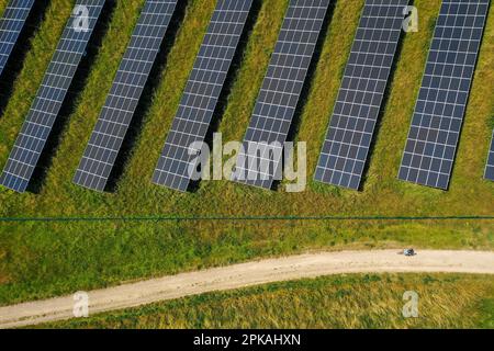 17.06.2022, Deutschland, Nordrhein-Westfalen, Dortmund - Solarpark Deusenberg. Die Freiluftanlage befindet sich auf einer ehemaligen Deponie in Dortmund Deu Stockfoto