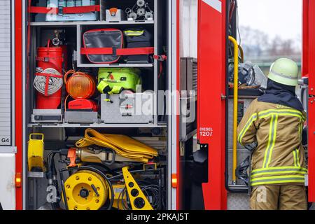 21.02.2023, Deutschland, Nordrhein-Westfalen, Duisburg - Feuerwehrausbildung, Menschen werden aus einer brennenden Wohnung gerettet. Der Feuerwehrmann kommt zurück Stockfoto