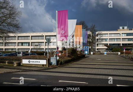 15.03.2023, Deutschland, Nordrhein-Westfalen, Essen - Hauptsitz Galeria, Gebäude des Hauptquartiers Galeria Karstadt Kaufhof vor dem dunklen Himmel. 0 Stockfoto