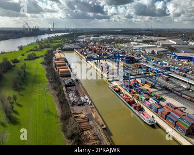 15.03.2023, Deutschland, Nordrhein-Westfalen, Duisburg - Industrielle Landschaft, Hafen Duisburg, Containerhafen, Logistikhafen Duisb Stockfoto