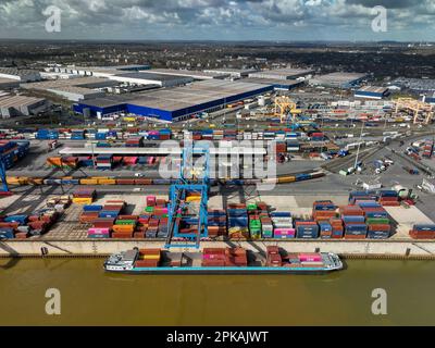 15.03.2023, Deutschland, Nordrhein-Westfalen, Duisburg - Hafen von Duisburg, Containerhafen, Umschlagshafen, im Hafen von Duisburg am Rhein, zwei Stockfoto