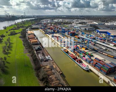 15.03.2023, Deutschland, Nordrhein-Westfalen, Duisburg - Industrielle Landschaft, Hafen Duisburg, Containerhafen, Logistikhafen Duisb Stockfoto