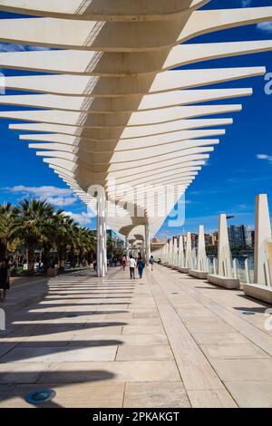 Touristen auf der überdachten Promenade, Palmeral de las Sorpresas. Malaga, Andalusien, Costa del Sol, Spanien Stockfoto